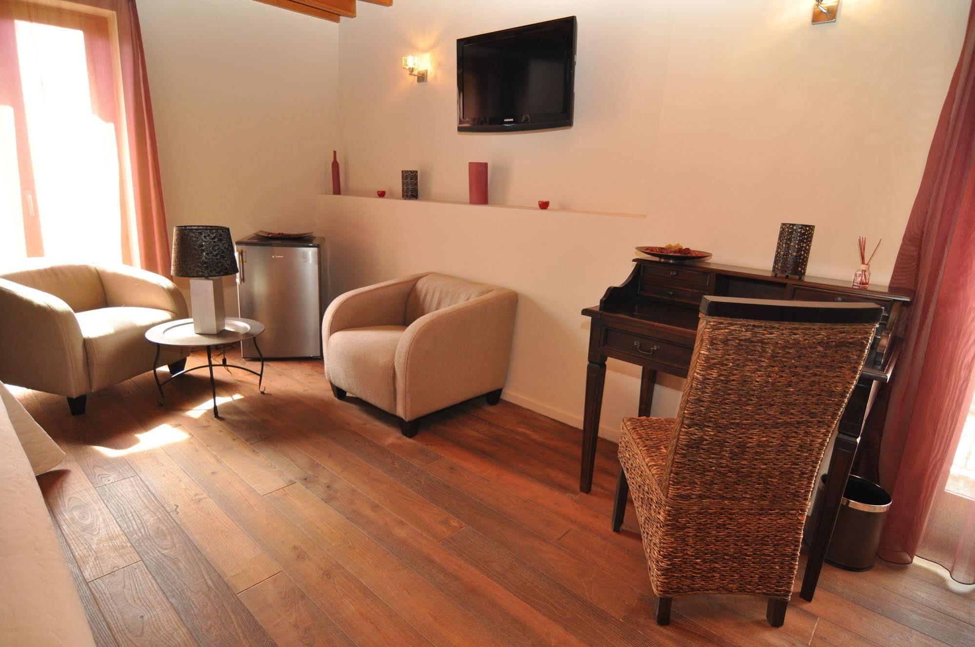 Hostal De Cabrit Sant Mateu Exterior photo