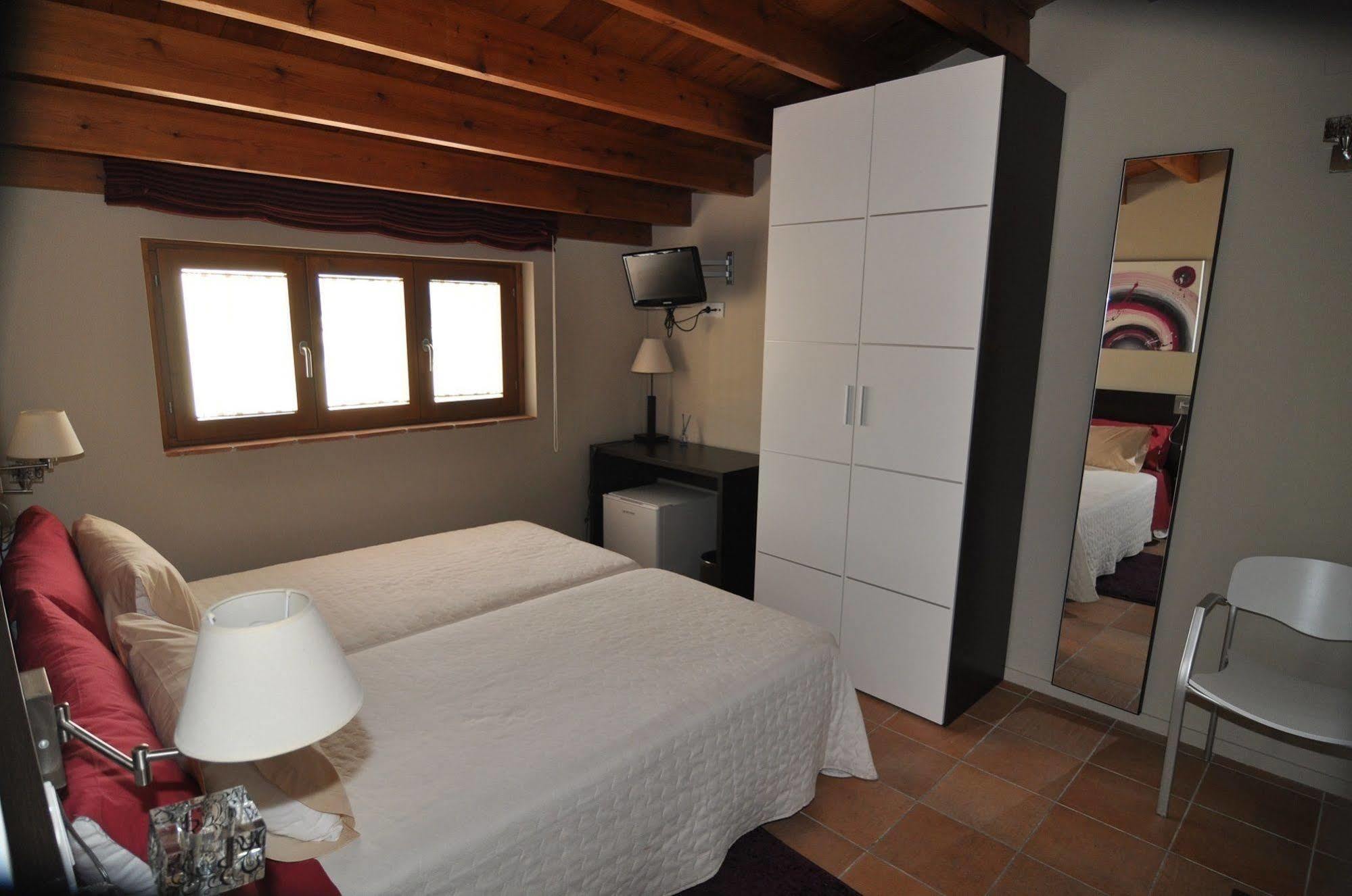 Hostal De Cabrit Sant Mateu Exterior photo