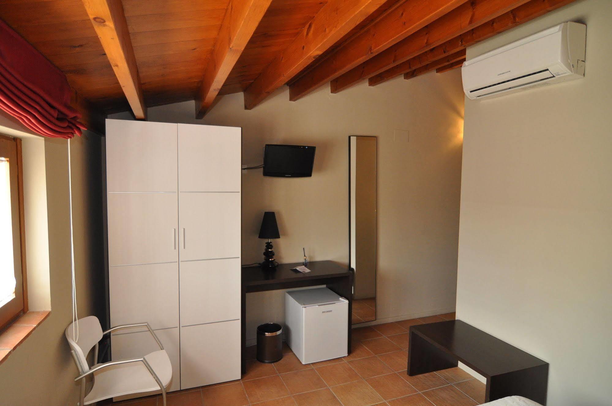 Hostal De Cabrit Sant Mateu Exterior photo